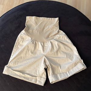 Motherhood Maternity 7” khaki stretch shorts with Belly Band. Size Medium.